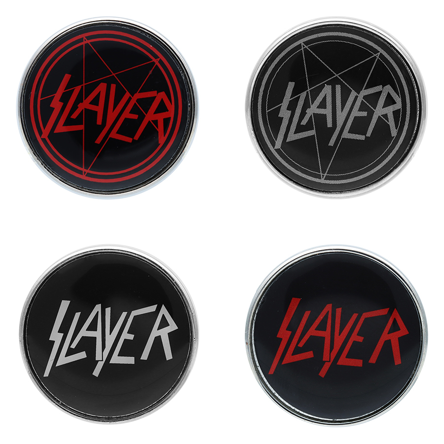 Slayer Doming Set in Silber und Schwarz Vier Slayer Doming-Anstecker aus Chirurgenstahl in Silber und Schwarz auf weißem Hintergrund