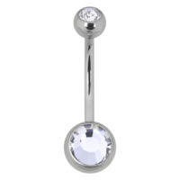 Silbernes Bauchnabelpiercing mit zwei klaren Kristallen auf weißem Hintergrund