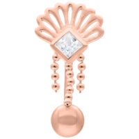 Crystal Peacock Micro Bananabell in Roségold Roségoldenes Micro Bananabell mit Kristall und hängenden Ketten auf weißem Hintergrund