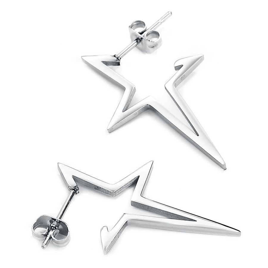 Zwei silberne Stern-Ohrstecker aus Chirurgenstahl auf weißem Hintergrund
