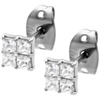 Quadratische Kristall-Ohrstecker in Silber Silberne Ohrstecker mit quadratischen Kristallen auf weißem Hintergrund