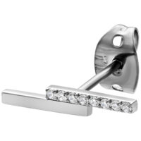 Silberne Ohrstecker mit Kristallen Silberne Ohrstecker mit klaren Kristallen auf weißem Hintergrund