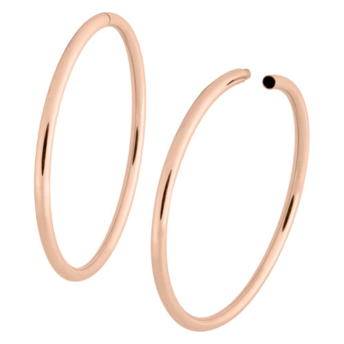 Zwei roségoldene Hoops aus Chirurgenstahl 316L auf weißem Hintergrund