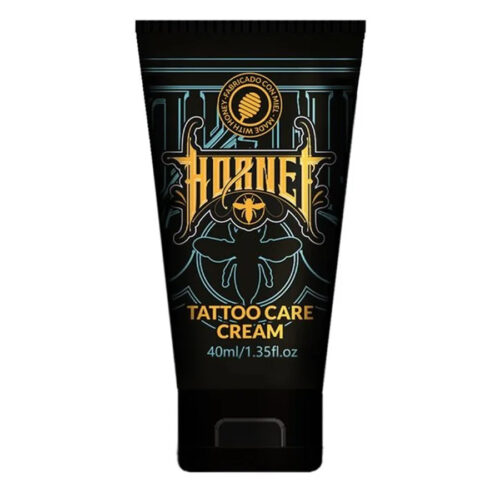 Schwarze Tube der Hornet Tattoo Pflegecreme mit 40 ml Inhalt auf weißem Hintergrund