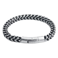 Schwarzes und silbernes Armband aus Nylon mit Edelstahlverschluss auf weißem Hintergrund