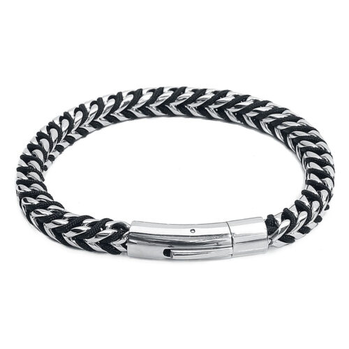 Schwarzes und silbernes Armband aus Nylon mit Edelstahlverschluss auf weißem Hintergrund