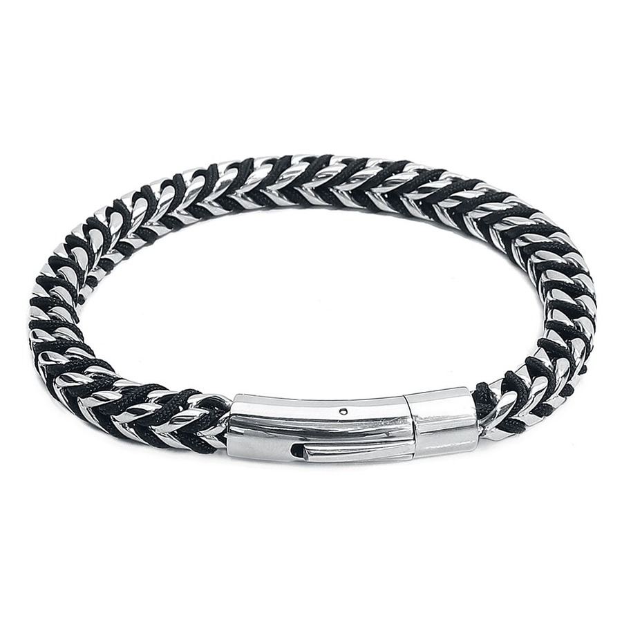 Schwarzes und silbernes Armband aus Nylon mit Edelstahlverschluss auf weißem Hintergrund