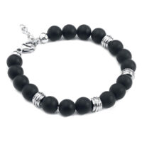 Schwarzes Armband aus Chirurgenstahl Schwarzes Armband mit matten Perlen und silbernen Ringen auf weißem Hintergrund