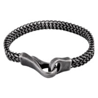Mattschwarzes Lace-Armband aus Chirurgenstahl Schwarzes Armband aus Chirurgenstahl mit mattem Finish auf weißem Hintergrund