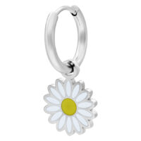 Silberne Little Daisy Hoops Ohrringe Silberne Ohrringe mit Gänseblümchen-Anhänger auf weißem Hintergrund
