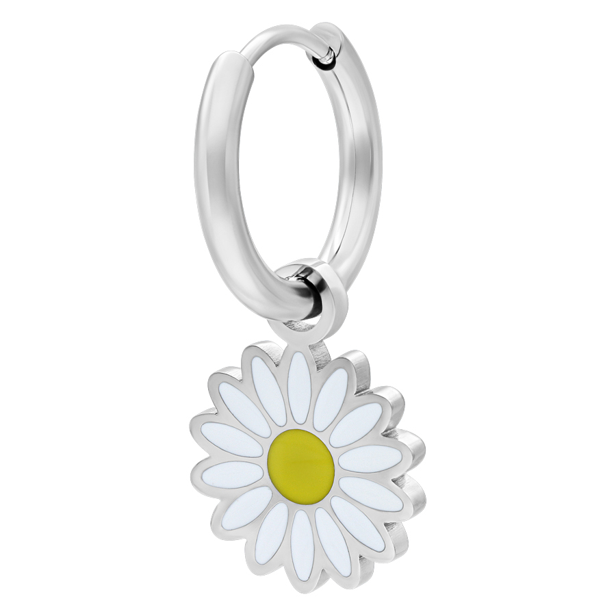 Silberne Little Daisy Hoops Ohrringe Silberne Ohrringe mit Gänseblümchen-Anhänger auf weißem Hintergrund