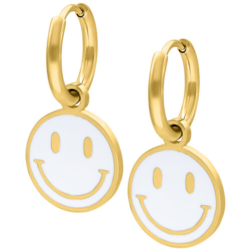 Zwei goldene Ohrringe mit weißen Smiley-Anhängern auf weißem Hintergrund