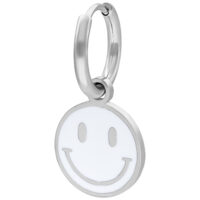 Silberfarbener Ohrring mit weißem Smiley-Anhänger auf weißem Hintergrund