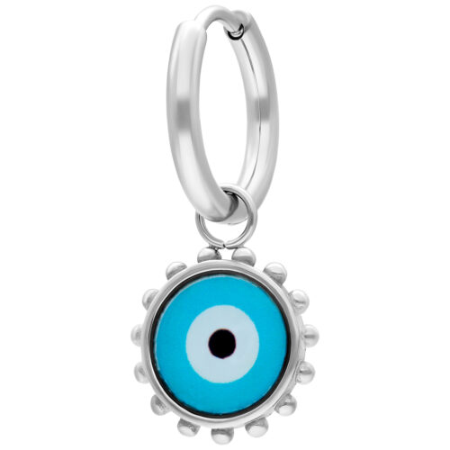 Silberner Ohrring mit blauem Nazar-Auge Anhänger auf weißem Hintergrund