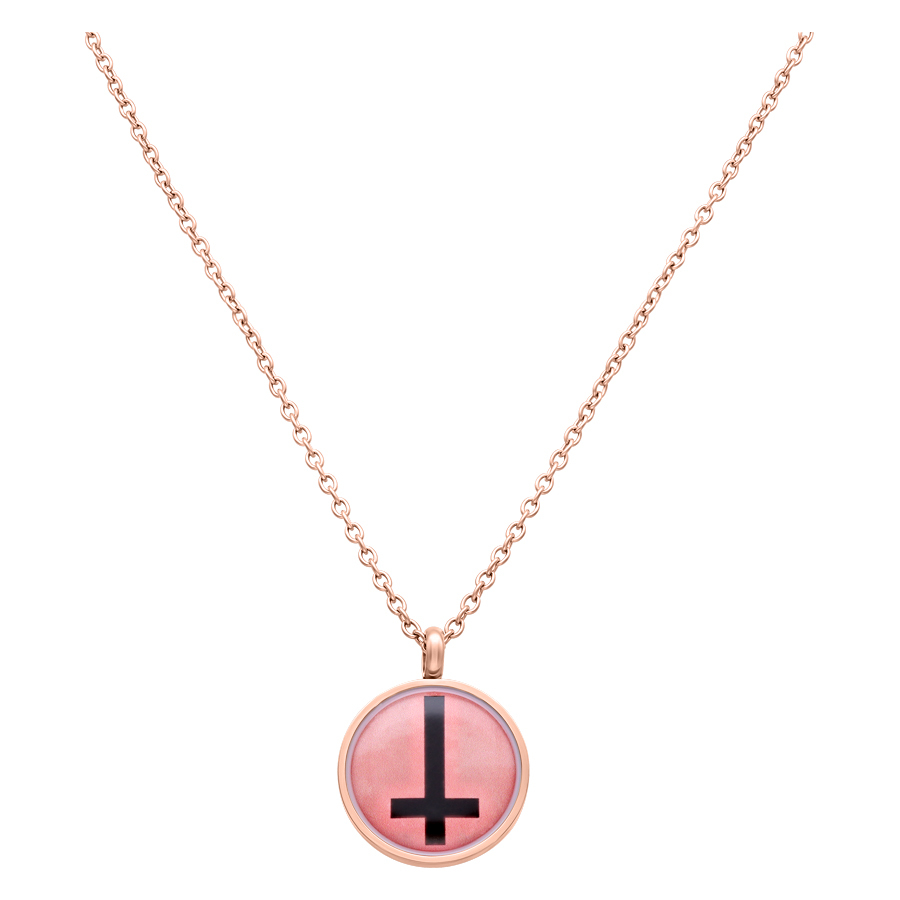Unisex Kette mit apricotfarbenem Anhänger und schwarzem Kreuz auf weißem Hintergrund