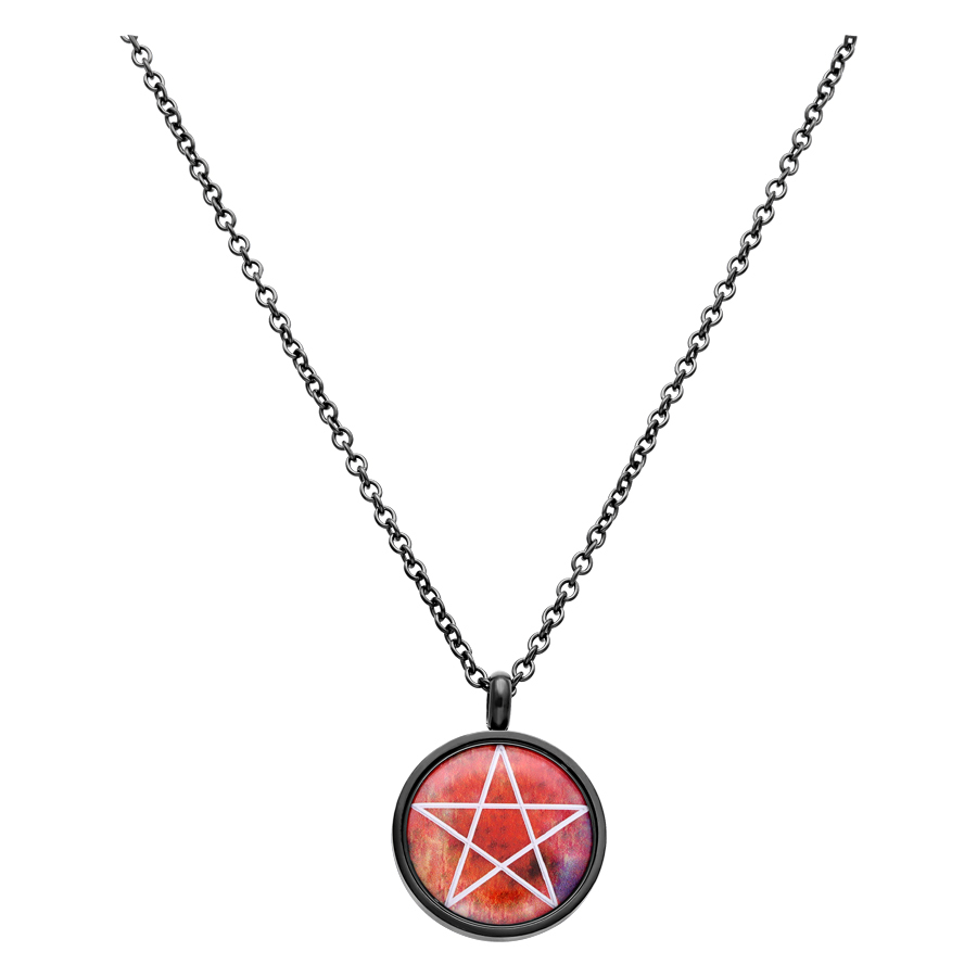 Schwarze Pentagram Kette aus Chirurgenstahl mit rotem Anhänger auf weißem Hintergrund