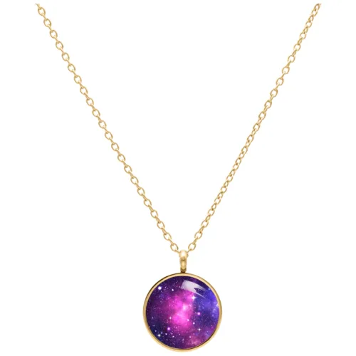 Goldene Kette mit rundem Anhänger in pink-lila Galaxy Design auf weißem Hintergrund