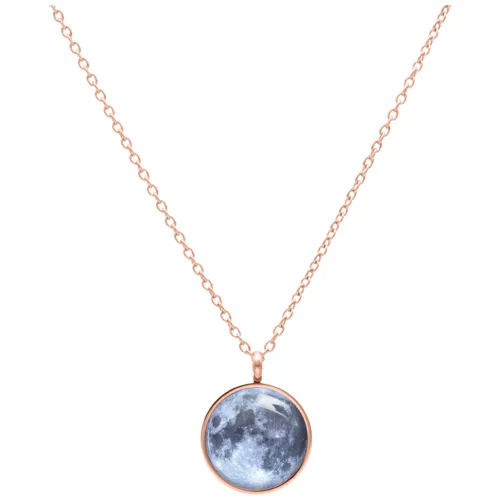 Roségoldene Kette mit Mondanhänger auf weißem Hintergrund