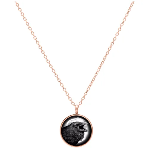 Roségoldene Kette mit Anhänger eines Rabens auf weißem Hintergrund