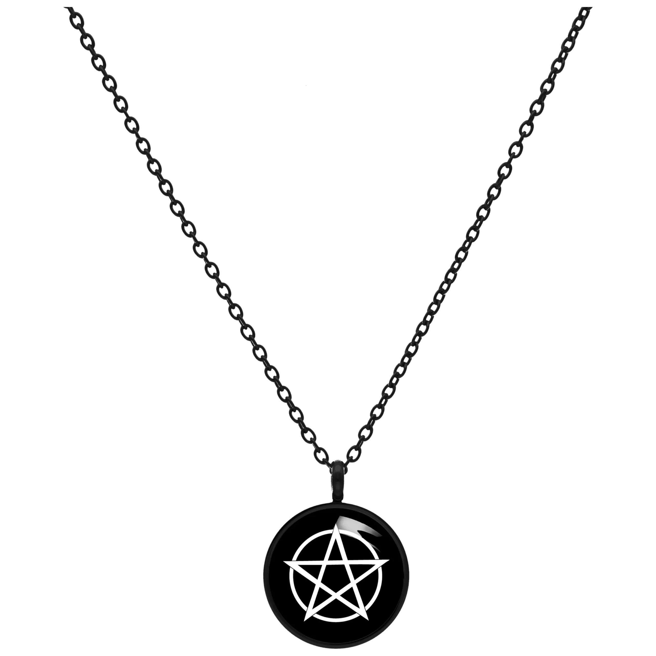 Schwarze Kette mit Pentagramm-Anhänger auf weißem Hintergrund