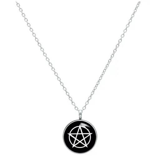 Silberne Kette mit schwarzem Pentagramm-Anhänger auf weißem Hintergrund