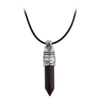 Schwarze Kette mit silbernem 'Wrath' Anhänger auf weißem Hintergrund