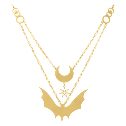 Goldene Kette mit Mond- und Fledermaus-Anhänger auf weißem Hintergrund