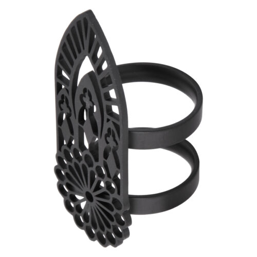 Schwarzer Fingerring aus Chirurgenstahl mit detailliertem Basilika-Muster auf weißem Hintergrund