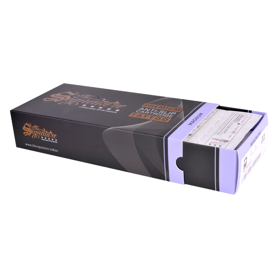 Magnum Cartridges in schwarzer Box Schwarze Box mit Magnum Cartridges, seitlich geöffnet, auf weißem Hintergrund