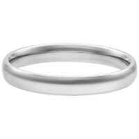 Eleganter Basic Ring aus Chirurgenstahl Schlichter, glänzender Ring aus silbernem Chirurgenstahl auf weißem Hintergrund
