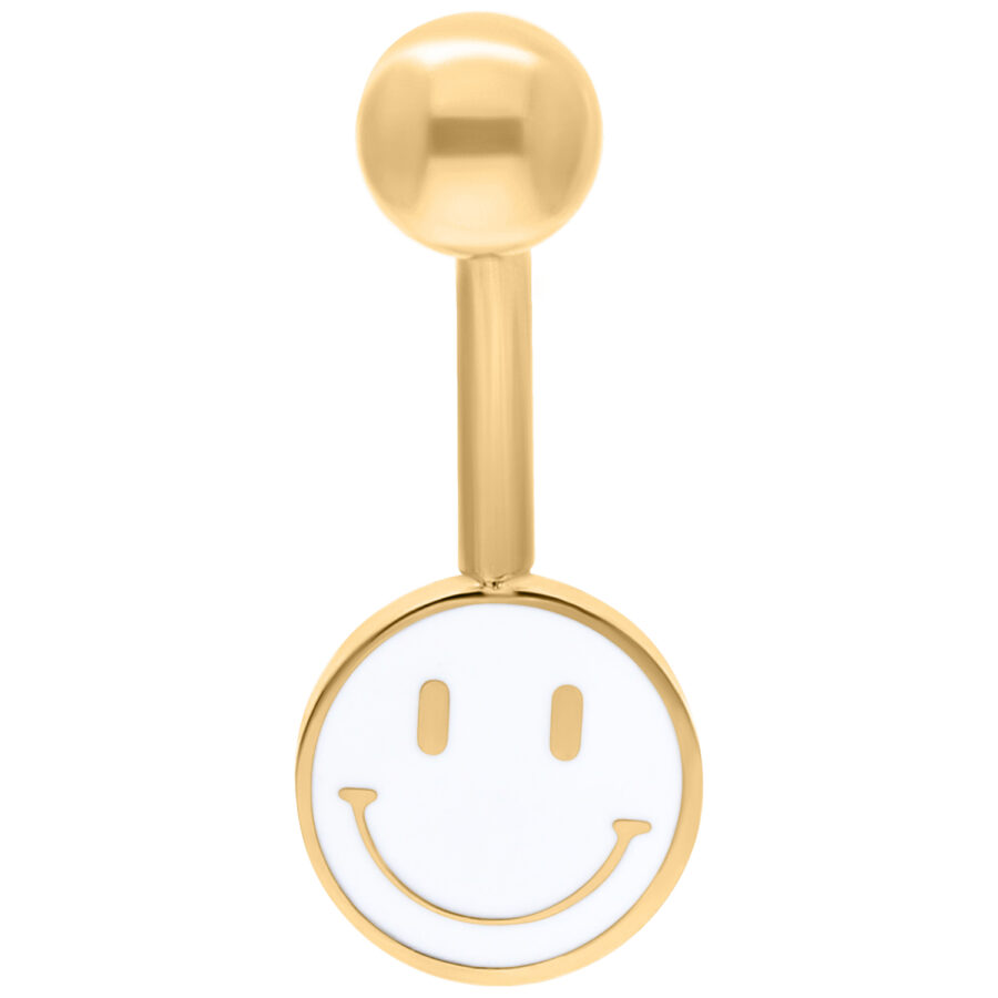 Goldenes Bauchnabelpiercing mit weißem Smiley-Anhänger auf weißem Hintergrund