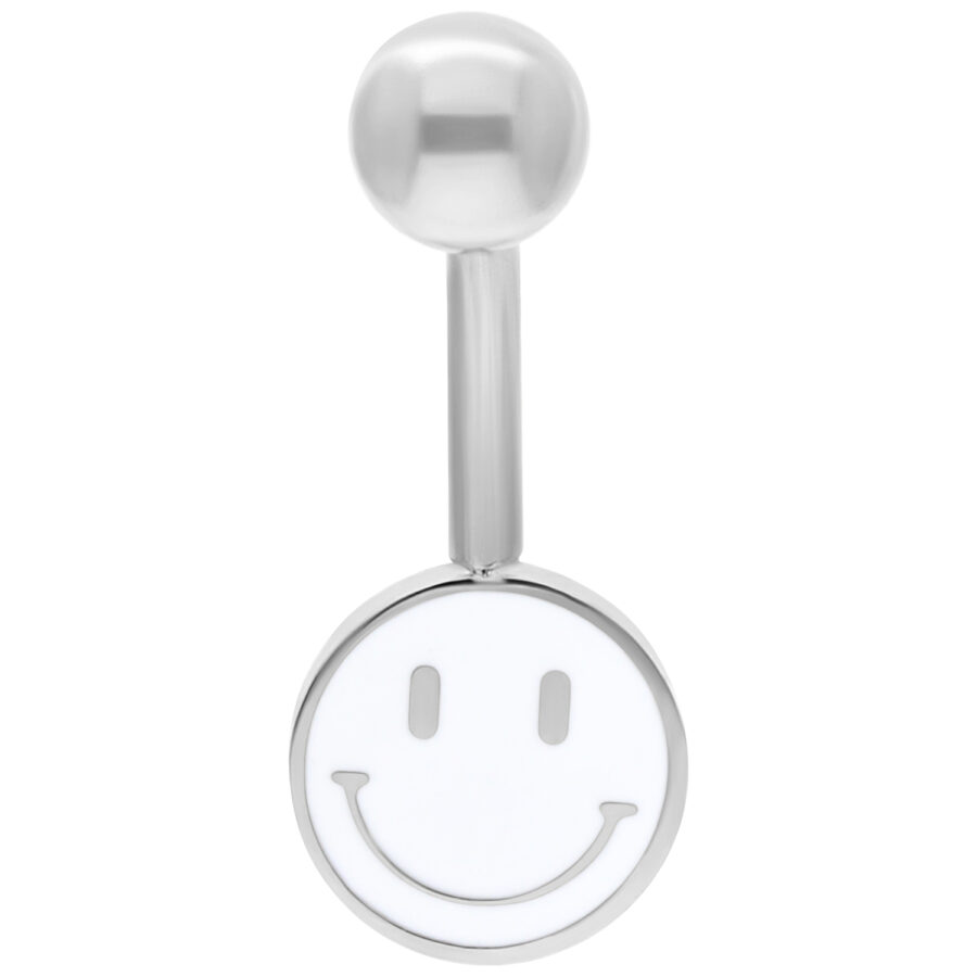 Silbernes Bauchnabelpiercing mit weißem Smiley-Anhänger auf weißem Hintergrund