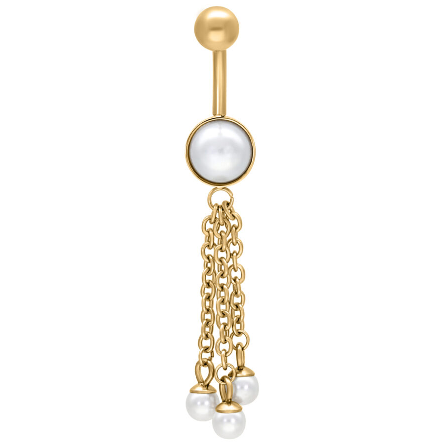 Goldenes Bauchnabelpiercing mit Ketten und Perlen auf weißem Hintergrund