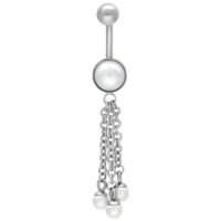 Silbernes Bauchnabelpiercing mit Perlenanhänger Silbernes Bauchnabelpiercing mit hängenden Perlen und Ketten auf weißem Hintergrund