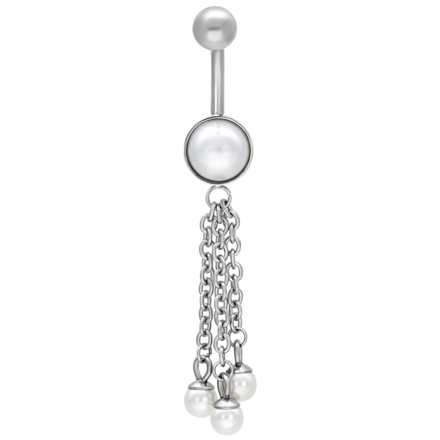 Silbernes Bauchnabelpiercing mit hängenden Perlen und Ketten auf weißem Hintergrund