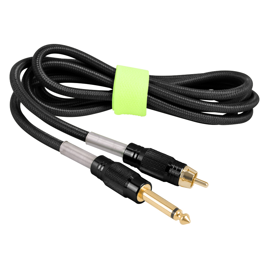 Schwarzes Parachute Cord Clip Cord RCA Kabel Schwarzes Nylon-RCA-Kabel mit Kupfersteckern auf weißem Hintergrund