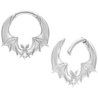 Silberne Bat Ohrgewichte aus Chirurgenstahl Silberne Ohrgewichte mit Fledermausdesign auf weißem Hintergrund