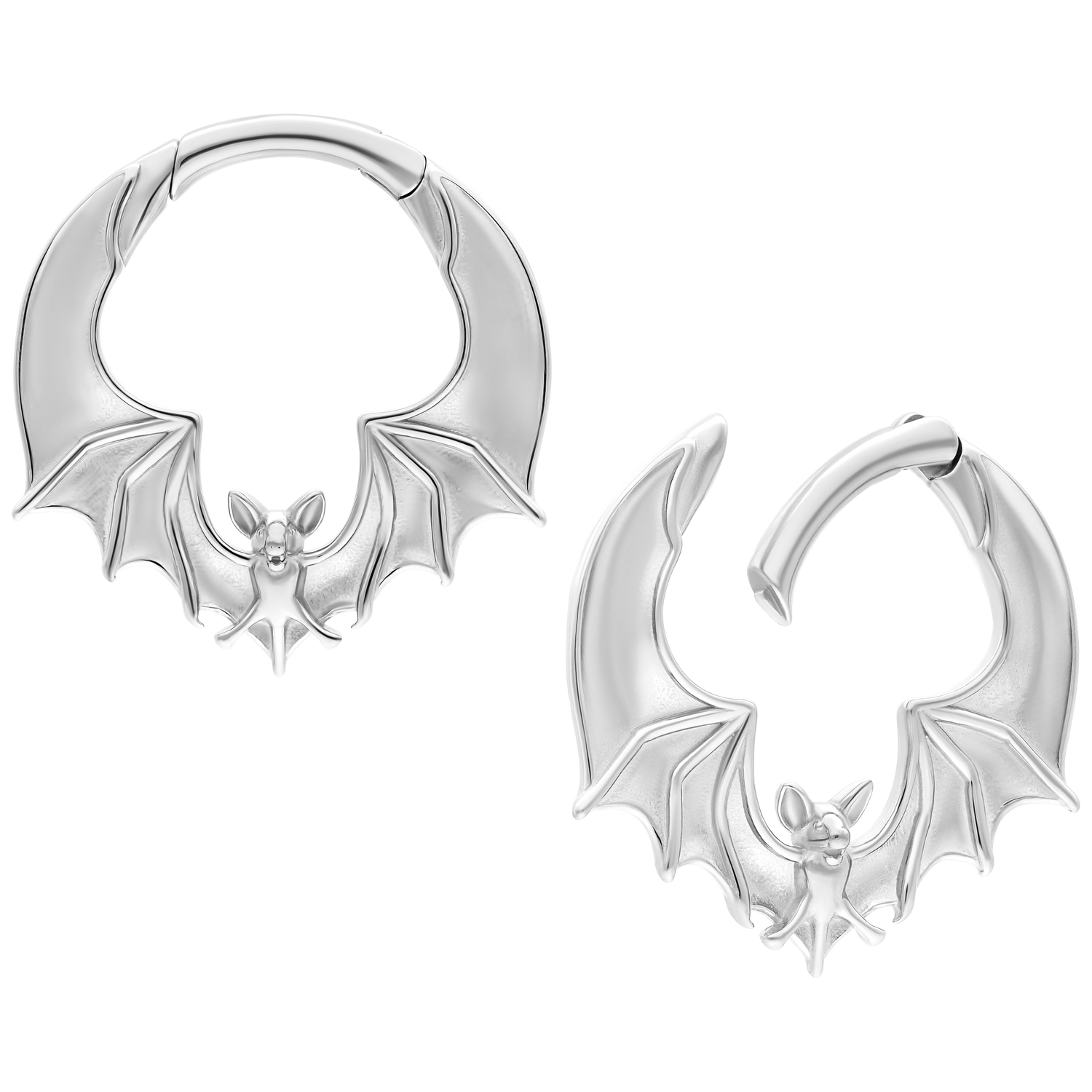 Silberne Bat Ohrgewichte aus Chirurgenstahl Silberne Ohrgewichte mit Fledermausdesign auf weißem Hintergrund