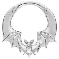 Silberne Bat Ohrgewichte aus Chirurgenstahl Silbernes Ohrgewicht mit Fledermausflügel-Design auf weißem Hintergrund