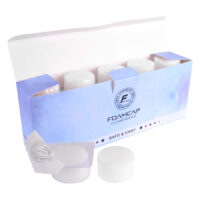 Weiße Foam Caps für Tattoo Zubehör Weiße Foam Caps in blauer Verpackung, geöffnet auf weißem Hintergrund
