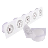 Weiße Foam Caps für Tattoo Zubehör Weiße Foam Caps von Wildcat, nebeneinander auf weißem Hintergrund