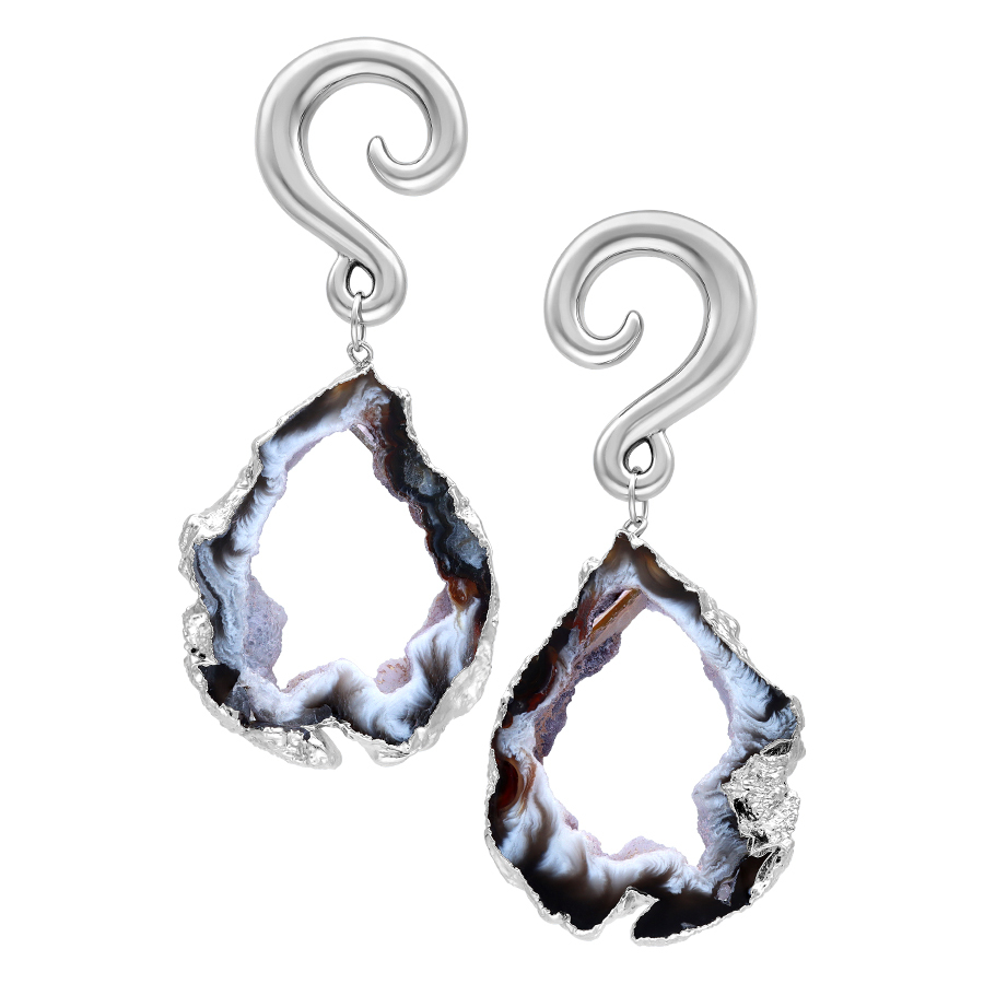 Zwei silberne Indian Agate Stone Ohrgewichte auf weißem Hintergrund