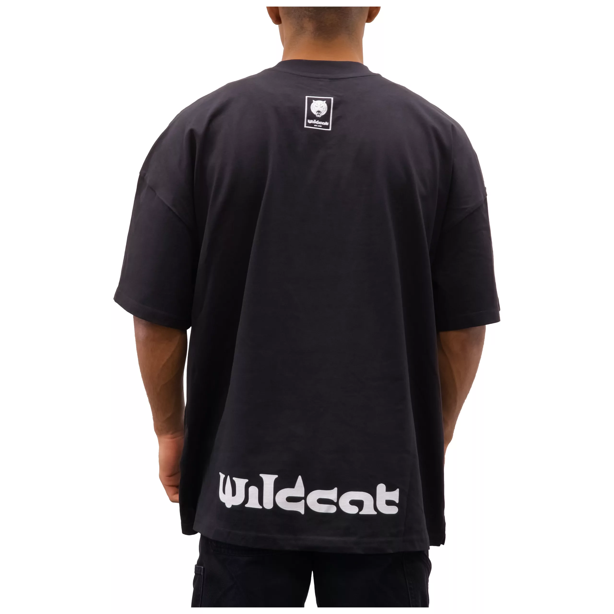 Schwarzes Oversized Mock Neck T-Shirt von Wildcat Rückansicht eines schwarzen Oversized Mock Neck T-Shirts mit Wildcat-Logo