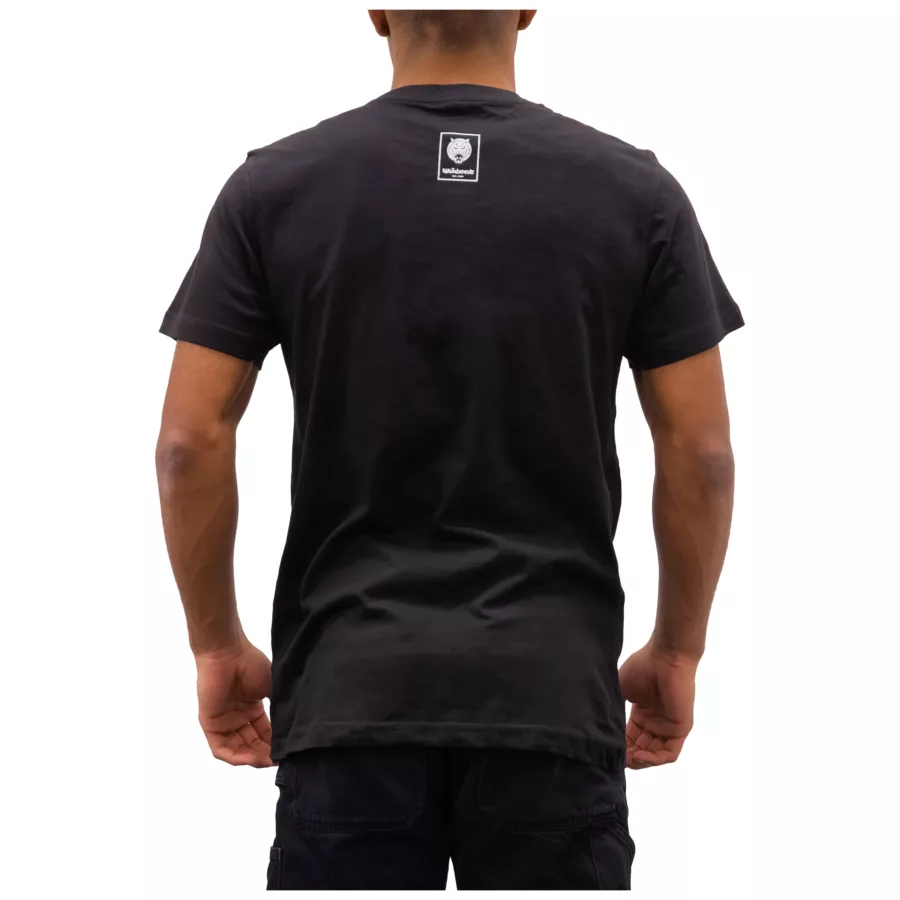 Rückansicht eines schwarzen Wildcat T-Shirts mit Logoprint auf weißem Hintergrund