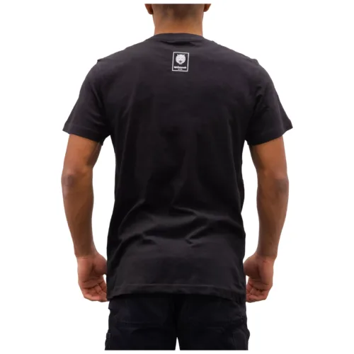 Rückansicht eines schwarzen Wildcat T-Shirts mit Logoprint auf weißem Hintergrund