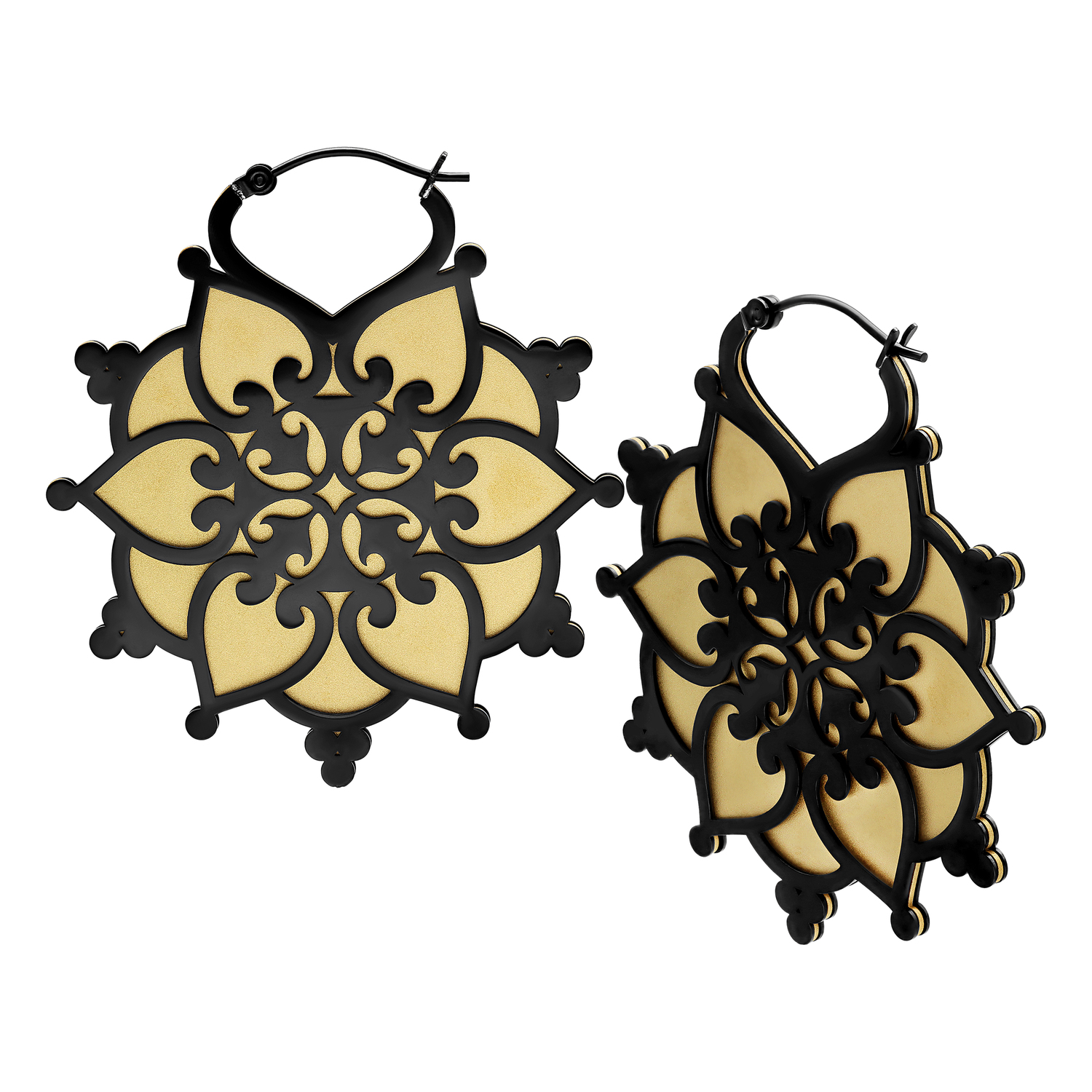 Schwarze Floralis Hoops Ohrringe mit filigranem Muster auf weißem Hintergrund