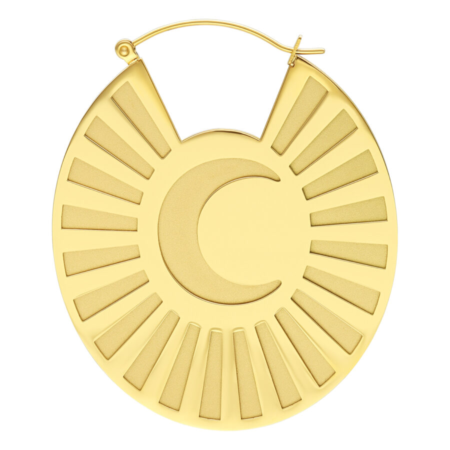 Goldene Ohrringe mit Mond-Design aus hochglanzpoliertem Chirurgenstahl auf weißem Hintergrund