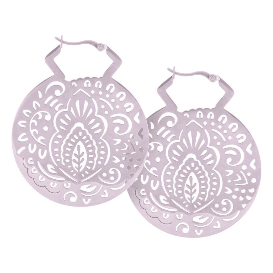 Schwarze und silberne Mehndi Hoops Ohrringe mit filigranem Muster auf weißem Hintergrund