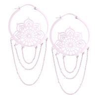 La Fleur Hoops Ohrringe aus Edelstahl mit filigranem Blumenmuster und Kettenanhängern auf weißem Hintergrund