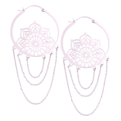 La Fleur Hoops Ohrringe aus Edelstahl mit filigranem Blumenmuster und Kettenanhängern auf weißem Hintergrund